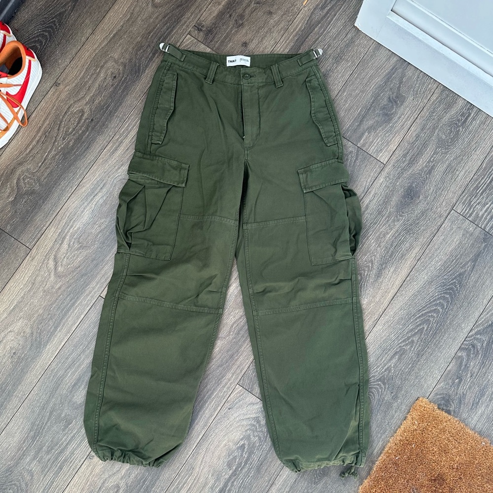 Artizia TNA green cargo pants • Size 4